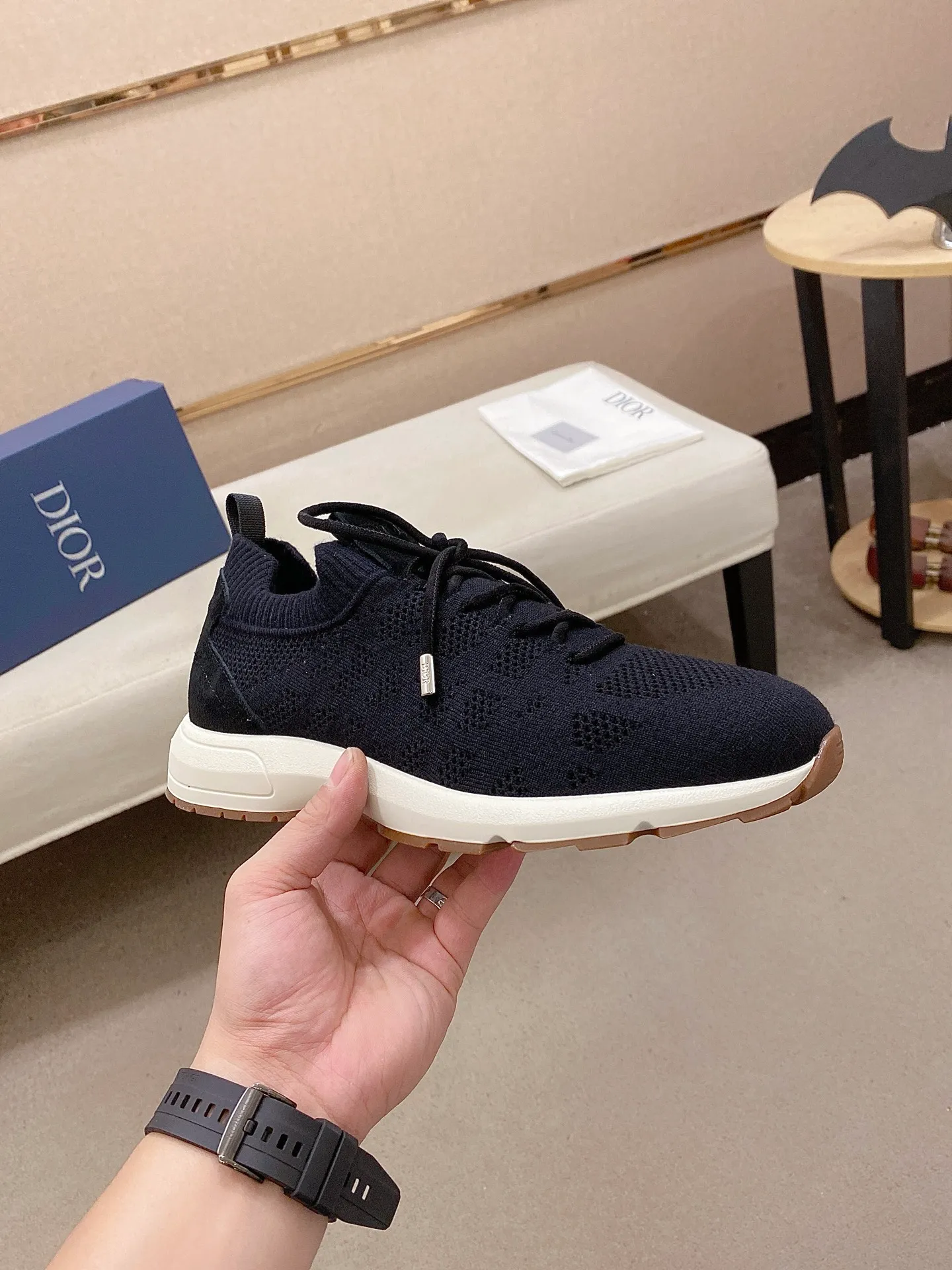 Factory price: 420💰Dior's latest men's fashion sneakers. This item draws inspiration from retro jogging shoes. Featuring a thick, low-top design, it features a mesh fabric upper and an ultra-light rubber foam sole. The side is decorated with an embossed "Di~r" logo. Code number: 39-44 (order 38, 45, 46)